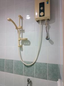 y baño con ducha y cabezal de ducha. en Sofea Inn Bukit Merah - Laketown A6172 en Kampong Selemat