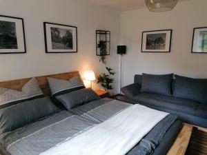 1 dormitorio con 1 cama grande y 1 sofá en Ferienhaus Tauernblick, en Sankt Veit im Pongau