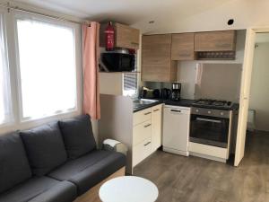 Η κουζίνα ή μικρή κουζίνα στο Mobilhome 6 personnes Cap Ferret +4 φωτογραφίες