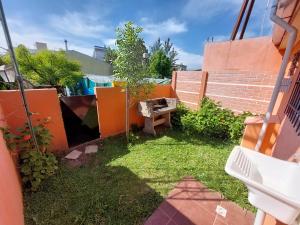 un pequeño jardín con un banco en el césped en Departamentos Lathine en San José