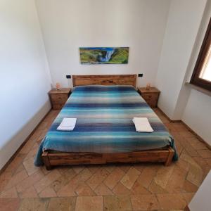 una camera con letto e piumone blu di Villa Spazzavento a Città di Castello