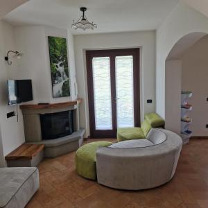 - un salon avec un canapé et une cheminée dans l'établissement Villa Spazzavento, à Città di Castello