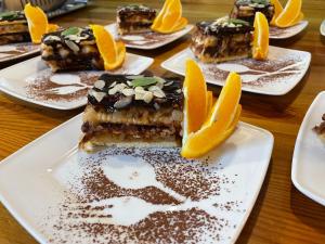 una mesa cubierta con platos de postres con rodajas de naranja en Pensjonat Sekuła***, en Bukowina Tatrzańska