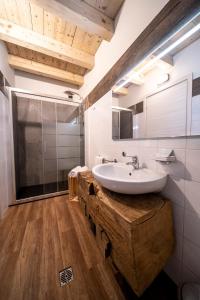un bagno con lavandino sopra un ceppo di legno di Agriturismo La Dolza a Follina