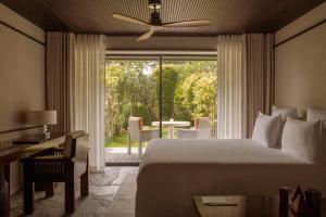 Postel nebo postele na pokoji v ubytování Cap d'Antibes Beach Hotel