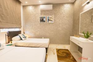 CapriGem A luxury villa by the sea tesisinde bir odada yatak veya yataklar