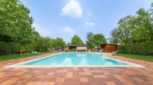 una piscina en un patio con un pabellón en Agriturismo Biologico La Buona Terra, en Villa Marin