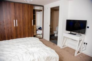 TV a/nebo společenská místnost v ubytování Beautiful 5 Bedroom House in Glasgow