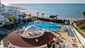 een uitzicht over het zwembad en het strand bij Grand Muthu Oura View Beach Club in Albufeira