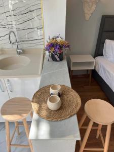ein Badezimmer mit einer Theke mit zwei Hockern und einem Waschbecken in der Unterkunft Antalya B&B Hotel in Antalya