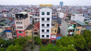 um alto edifício branco no meio de uma cidade em Tuan Nam Hotel em Haiphong