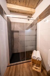 una doccia con porta in vetro in bagno di Agriturismo La Dolza a Follina