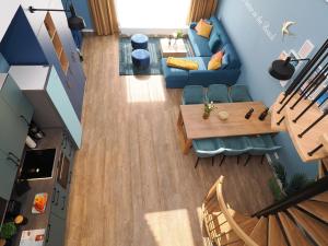 an overhead view of a living room with a blue couch at Seebrücke Heringsdorf - Appartement mit 1 Schlafzimmer und Terrasse S18 in Heringsdorf +3 photos