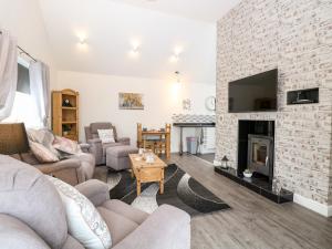 a living room with a couch and a fireplace at Kingfisher Lodge in Great Yarmouth
