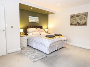 a bedroom with a bed and a painting on the wall at Kingfisher Lodge in Great Yarmouth