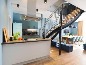 Il comprend une cuisine et un salon avec un escalier en colimaçon. dans l'établissement Seebrücke Heringsdorf - Appartement mit 2 Schlafzimmern S20, à Heringsdorf