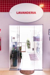 un lobby de un bufete de abogados con una puerta de cristal en Loft Campolim, en Sorocaba