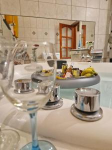 um lavatório com copos num balcão na cozinha em Weiner Downtown Apartment em Budapeste