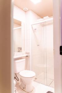 uma casa de banho com um WC e um chuveiro em Loft Campolim em Sorocaba