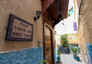 einen Eingang zu einem Gebäude mit einem Schild auf der Seite in der Unterkunft Riad Tarab Fes in Fès