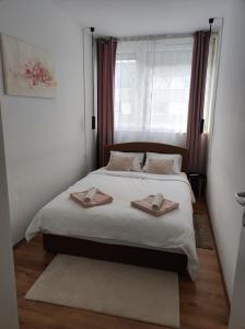 een slaapkamer met een bed met twee handdoeken erop bij Apartman Emy in Karlovac