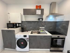 a kitchen with a washing machine and a sink at Moderne und helle 1-Zimmer-Wohnung für Feriengäste, Monteure und beruflich Reisende in Ottersberg