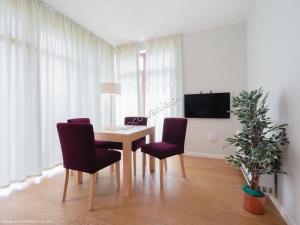 a dining room with a table and chairs and a tv at DELTA Apartament "Osada Śnieżka" koło Karpacza in Łomnica