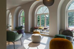 een kamer met ramen, stoelen en tafels bij Il Santo Stays in Florence