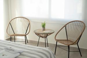 a bedroom with two chairs and a table and a bed at Apart Hotel Los alazanes in Capilla del Monte