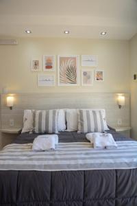 ein großes Bett mit zwei Kissen darauf in der Unterkunft Apart Hotel Los alazanes in Capilla del Monte