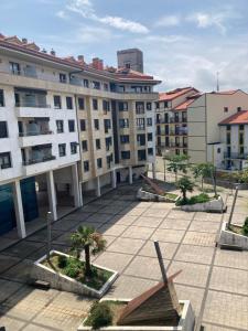 un edificio con una cruz en medio de un patio en Ondartxo II - ONGI ETORRI, en Zumaia