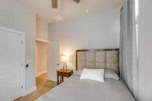 Ένα ή περισσότερα κρεβάτια σε δωμάτιο στο 3 Mi to Zilker Park Chic Condo with Patio!