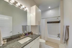Ένα μπάνιο στο 3 Mi to Zilker Park Chic Condo with Patio! +20 φωτογραφίες