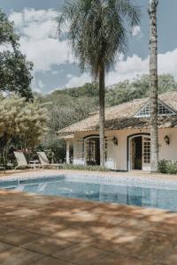 une villa avec une piscine et une maison dans l'établissement Fazenda Alvorada, à Sorocaba