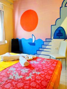 sypialnia z łóżkiem z obrazem na ścianie w obiekcie Ισόγεια κατοικία μπροστά στην θάλασσα w mieście Nea Plagia