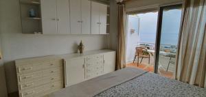 una camera con letto e vista sull'oceano di Sea View Penthouse Duplex near Beach a Mijas Costa