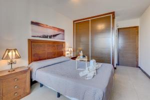 Un dormitorio con una cama con un animal de peluche encima. en Gina s Sun Terrace, en Playa Paraiso 9 fotos más