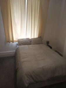 Postel nebo postele na pokoji v ubytování Ensuite Double-bed (E4) close to Burnley city ctr.