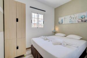 カジャオ・サルバヘにあるAguaviva FREE WIFIのベッドルーム(白いシーツを使用した大型ベッド1台付)