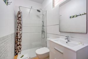 カジャオ・サルバヘにあるAguaviva FREE WIFIのバスルーム(洗面台、トイレ、鏡付)