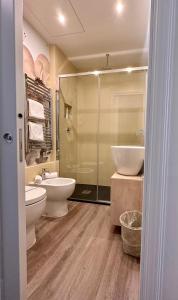 La salle de bains est pourvue de toilettes, d'un lavabo et d'une douche. dans l'établissement Eco Urban B&B, à Florence