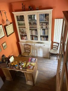 una sala de estar con una mesa y un estante de libros en Buvolaccia, 