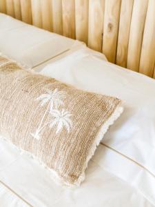 brązowy ręcznik na łóżku w obiekcie Kartika Charming House w mieście Lampedusa