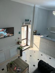 uma sala de estar com um sofá e uma mesa em Hotel Bereke em Atyrau