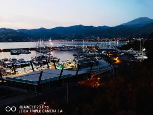 un puerto deportivo con un montón de barcos en el agua en Gemma Maris, en Sapri