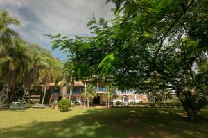 une grande maison avec des palmiers en face de celle-ci dans l'établissement Fazenda Alvorada, à Sorocaba