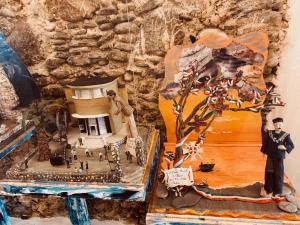 eine Figur eines Mannes, der neben einem Gebäude steht in der Unterkunft Gemma Maris in Sapri