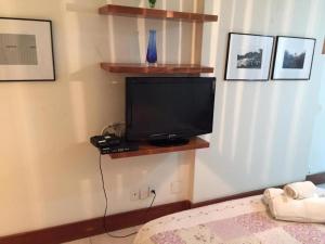 un televisor sentado en un estante en una habitación en Ipanema Tiffanys, en Río de Janeiro