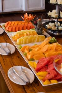 uma mesa com vários pratos de diferentes tipos de alimentos em Vale Das Águas Fazenda Resort em Águas de Santa Barbara