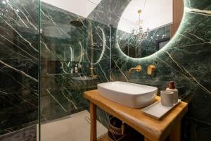 bagno con lavandino e specchio di Alios, Luxury Living Athens ad Atene